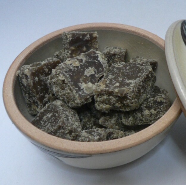 奄美名産 よもぎ入黒糖(220g) (徳之島農業製糖生産グループ) - 徳之島特産品ショップ「琉徳商会」